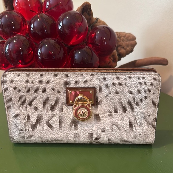 Michael Kors 🔥Sale🔥White and Brown Wallet - Picture 1 of 6